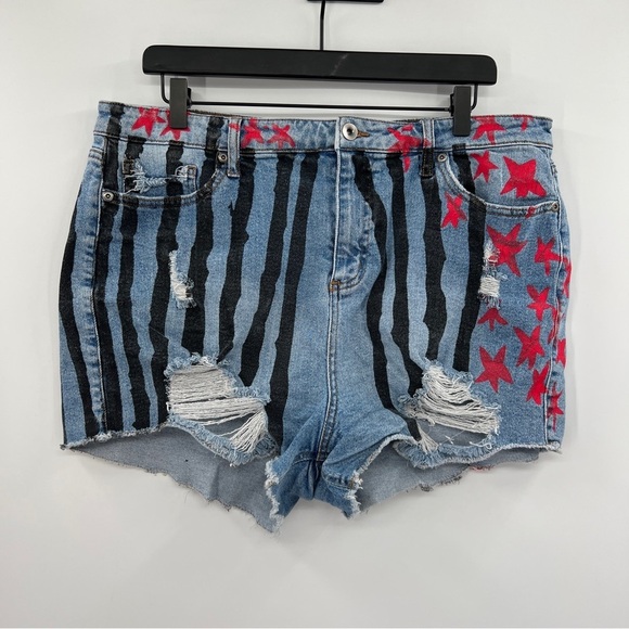 Her Universe DC Comics Birds Of Prey Harley Quinn Destructed Hi-Rise Shorts 15 - Picture 2 of 16